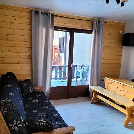 Meuble Avec Vue Sur Les Montagnes Et Piscine L'ete